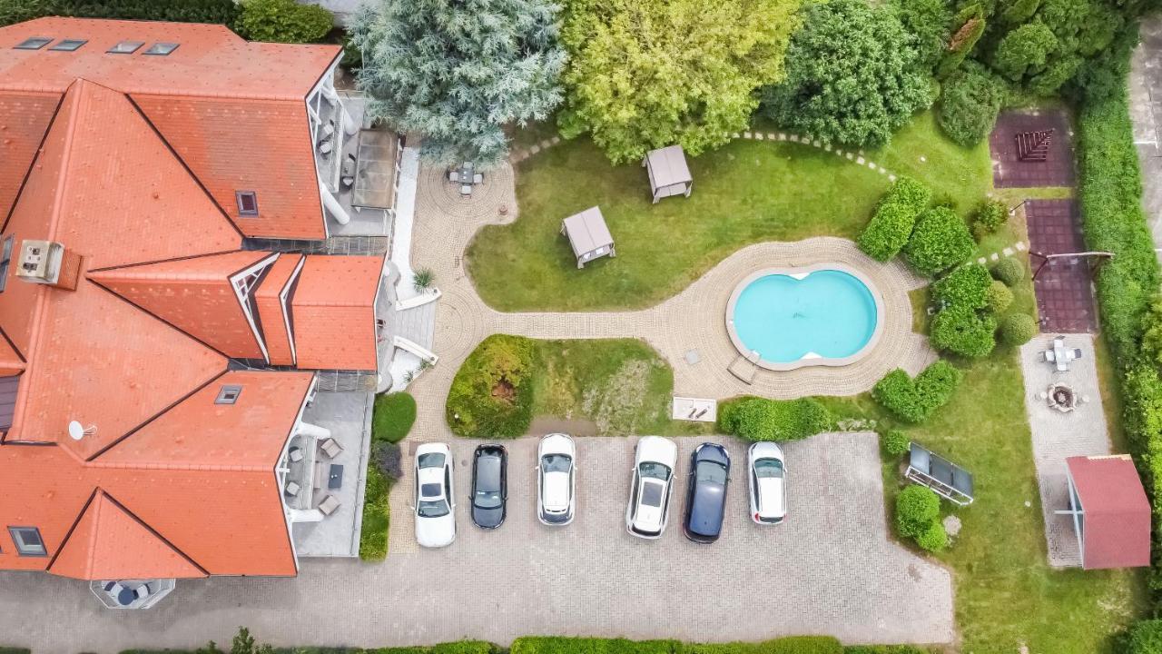 Hotel Clariss Balatonalmádi Buitenkant foto