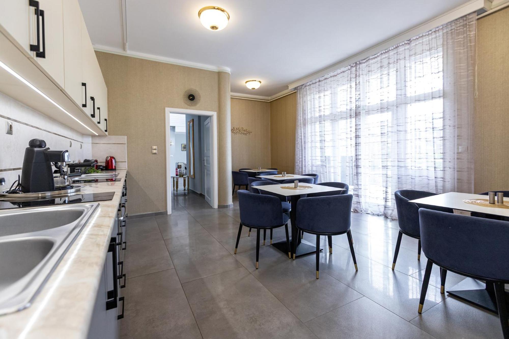 Hotel Clariss Balatonalmádi Buitenkant foto