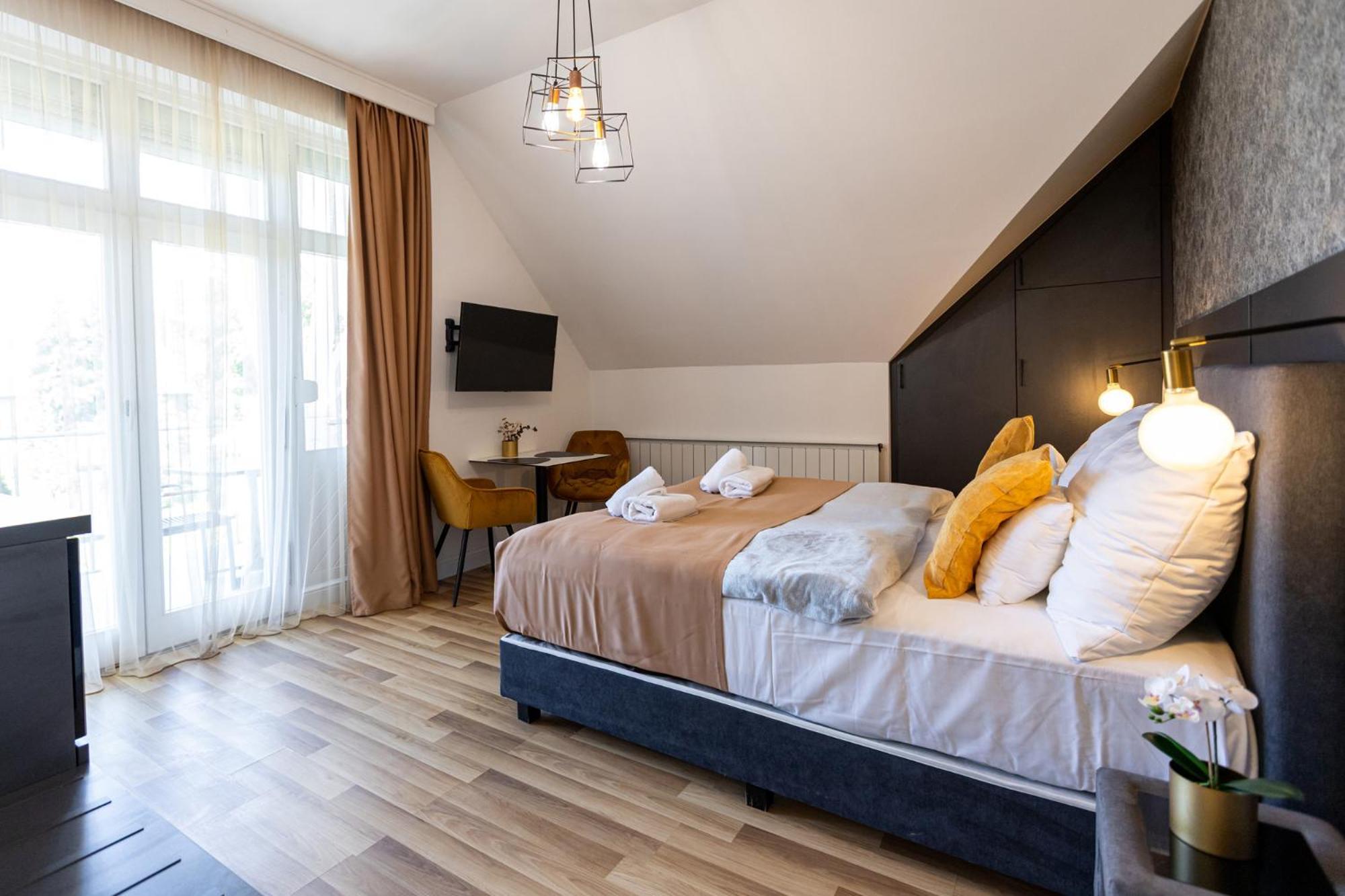 Hotel Clariss Balatonalmádi Buitenkant foto